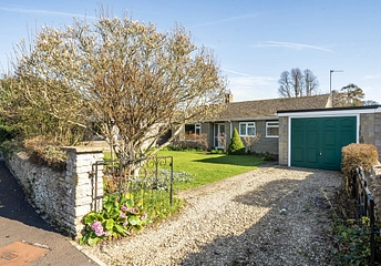 3 bedroom bungalow for sale - Park Close, Middleton Stoney, Bicester, Oxfordshire, OX25 - Property View 1