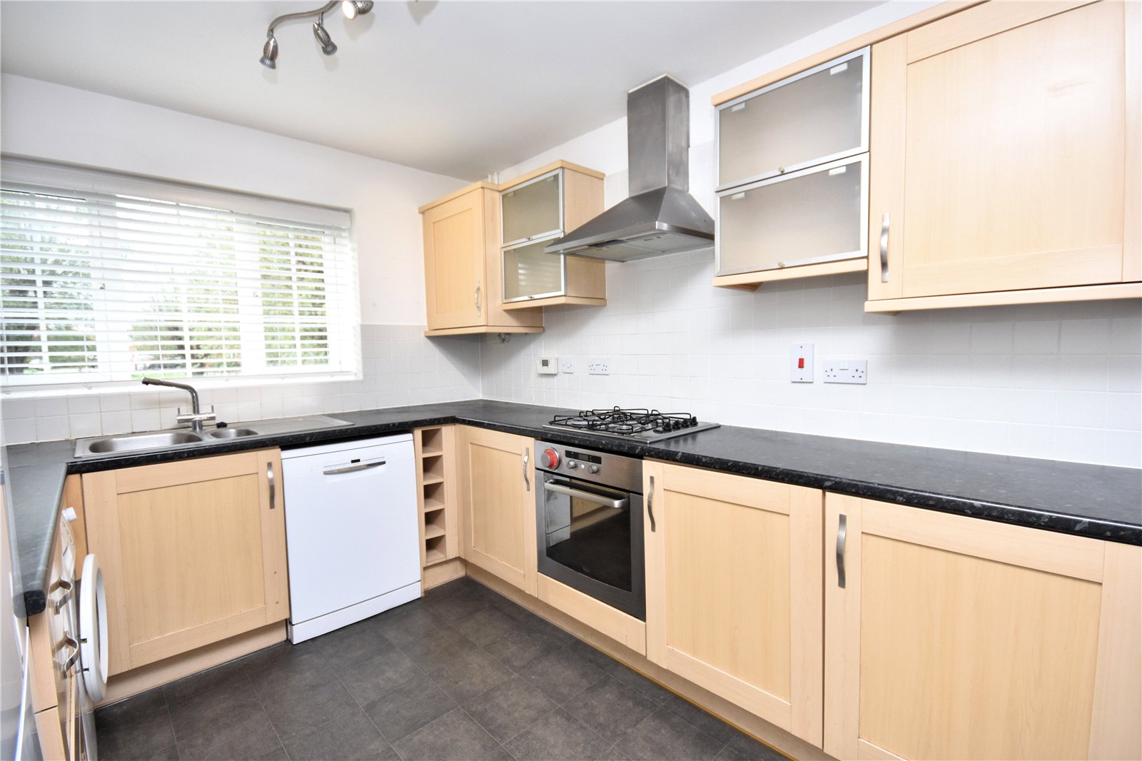 3 bedroom house to rent - Foskett Way, Aylesbury, Buckinghamshire, HP21 - Property View 2