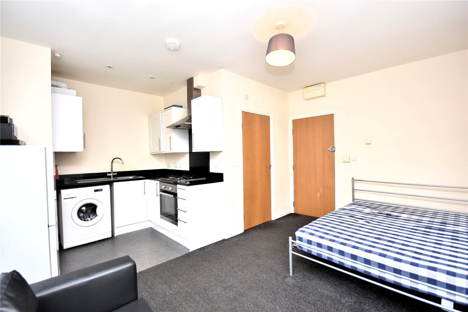 studio to rent - Buckingham Street, Aylesbury, HP20 - Property View 2