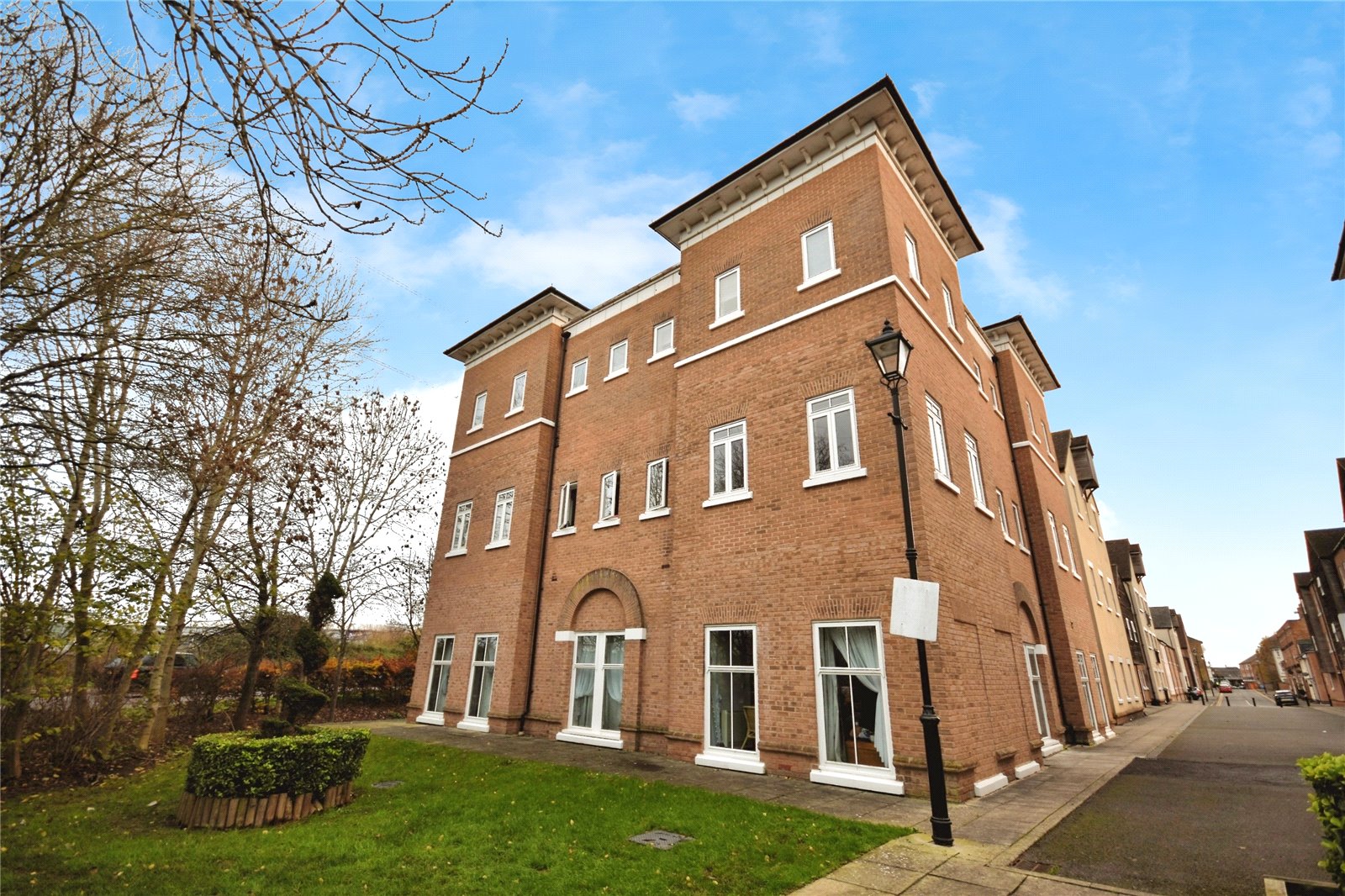 2 bedroom apartment to rent - Pine Street, Aylesbury, Buckinghamshire, HP19 - Property View 1