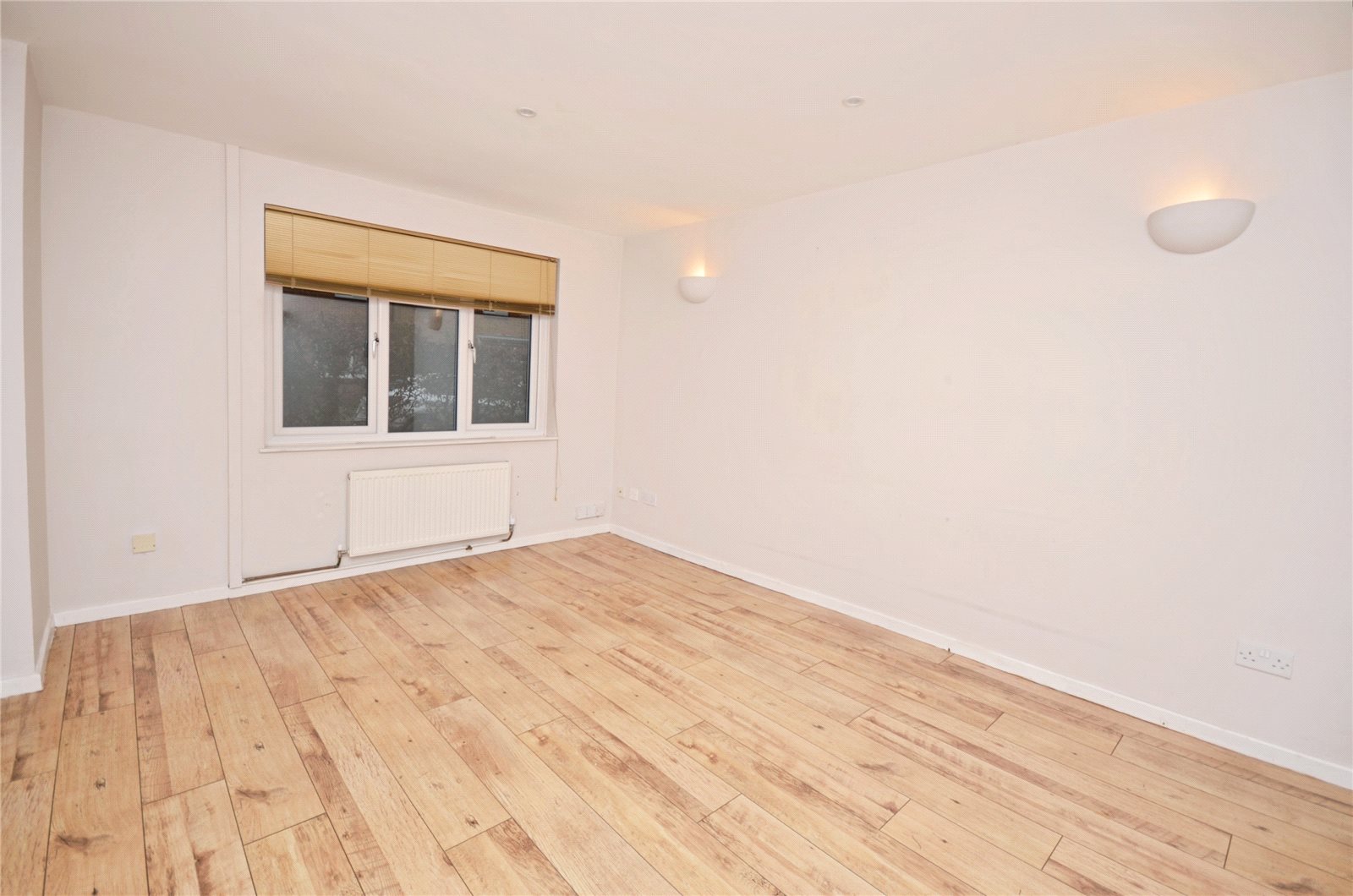 3 bedroom house for sale - Shaw Close, Aylesbury, Buckinghamshire, HP20 - Property View 2