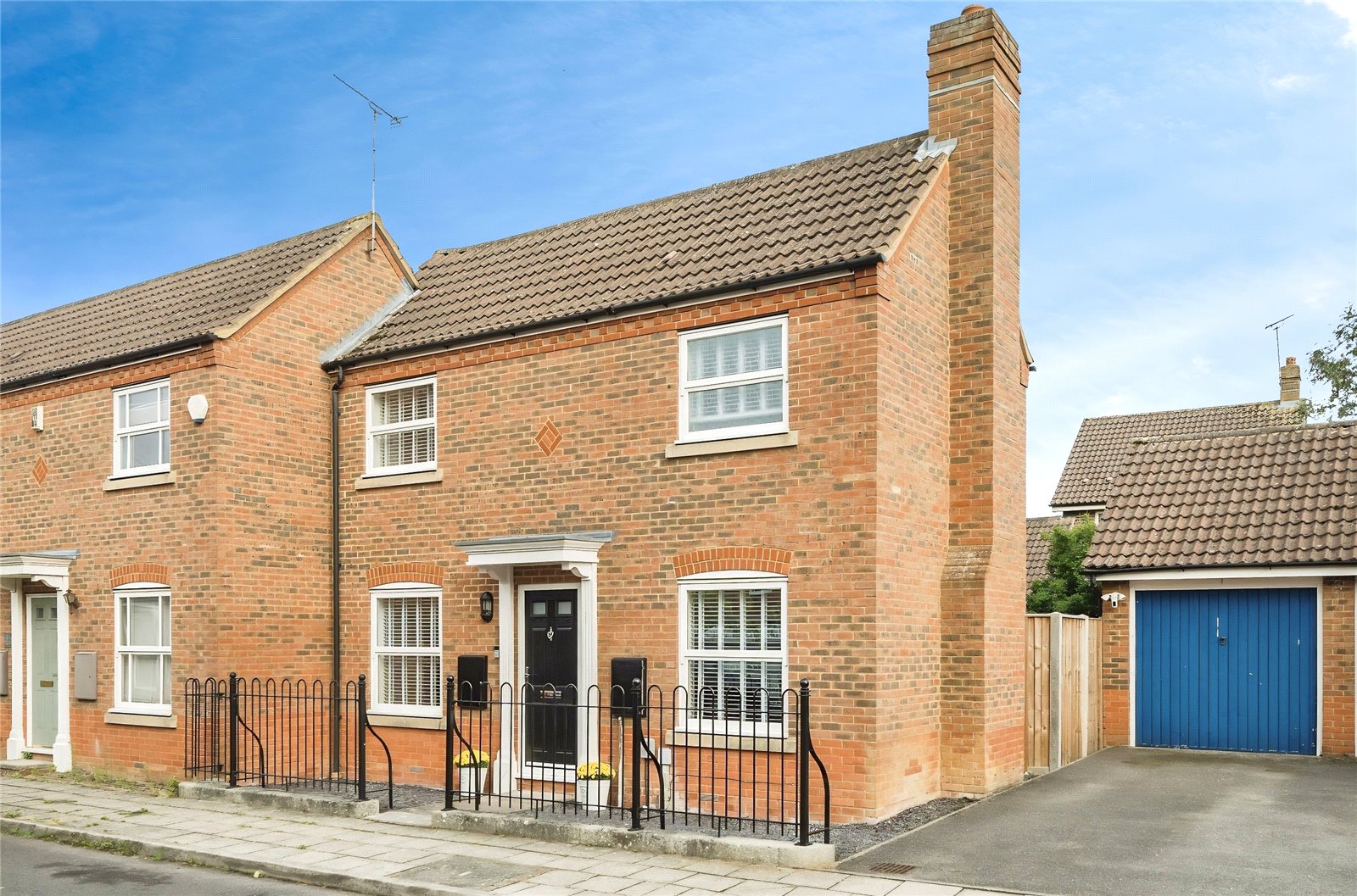 2 bedroom house for sale - Home Field, Aylesbury, HP19 - Property View 1