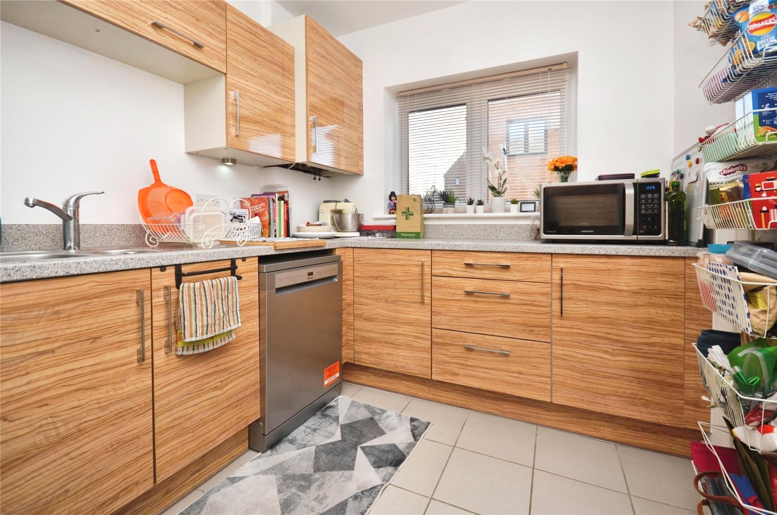 2 bedroom house for sale - Brooks Mews, Aylesbury, Buckinghamshire, HP19 - Property View 3