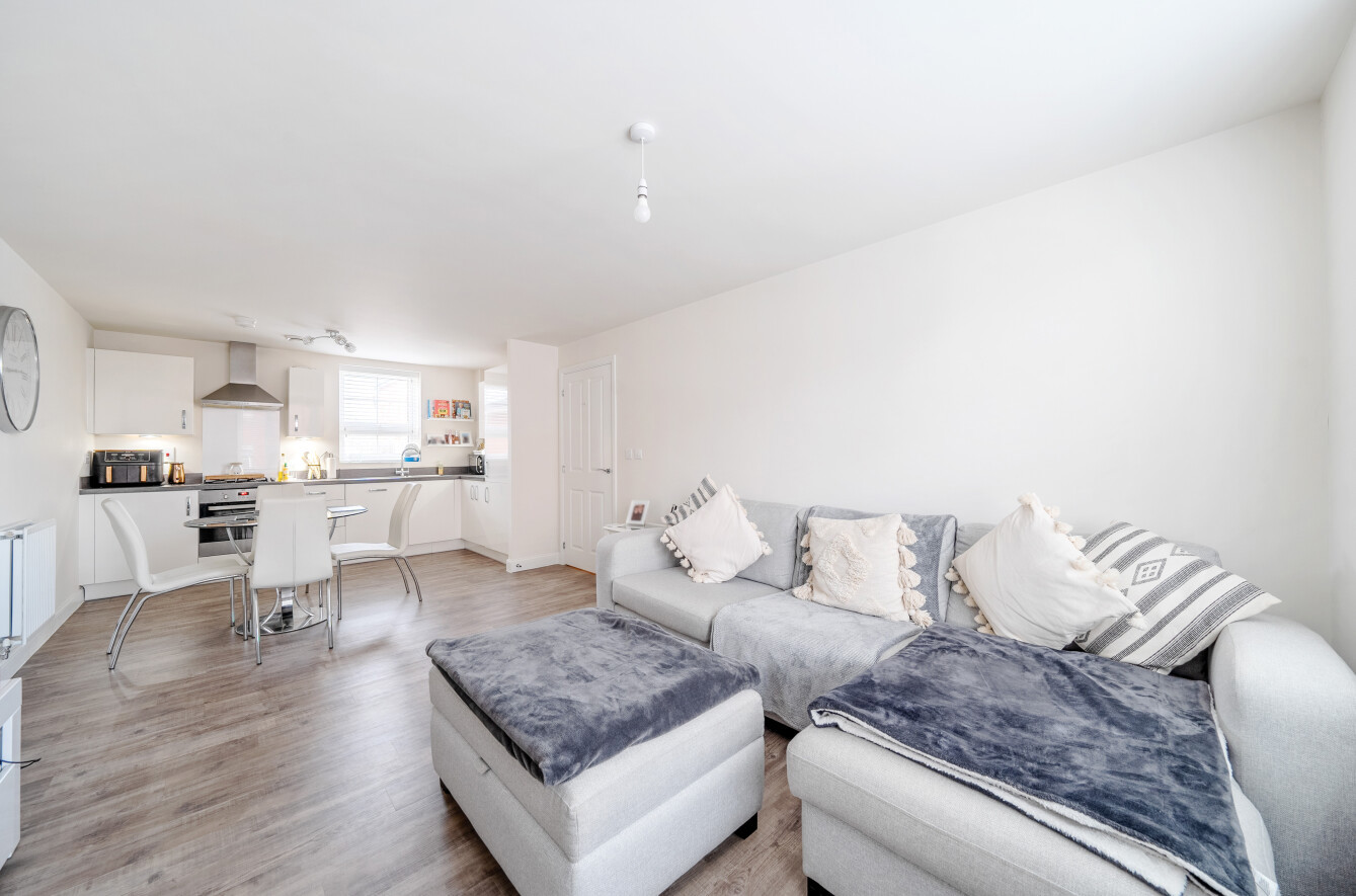 2 bedroom apartment for sale - Kings Sutton Square, Buckingham, Buckinghamshire, MK18 - Property View 3