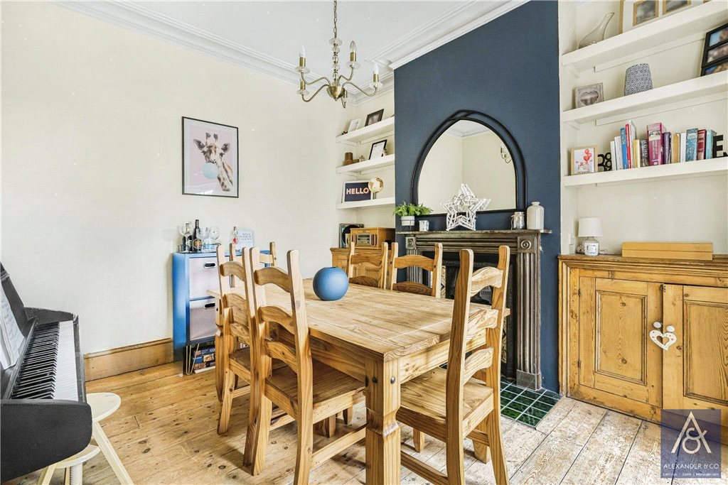 4 bedroom house for sale - Banbury Road, Brackley, NN13 - Property View 3