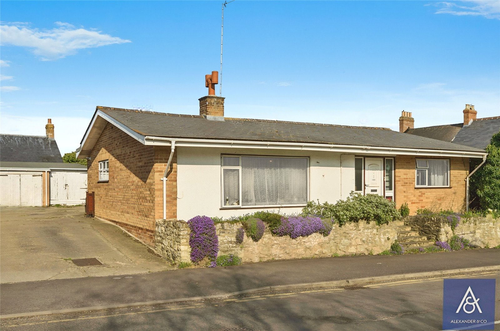 4 bedroom bungalow for sale - Halse Road, Brackley, Northamptonshire, NN13 - Property View 1