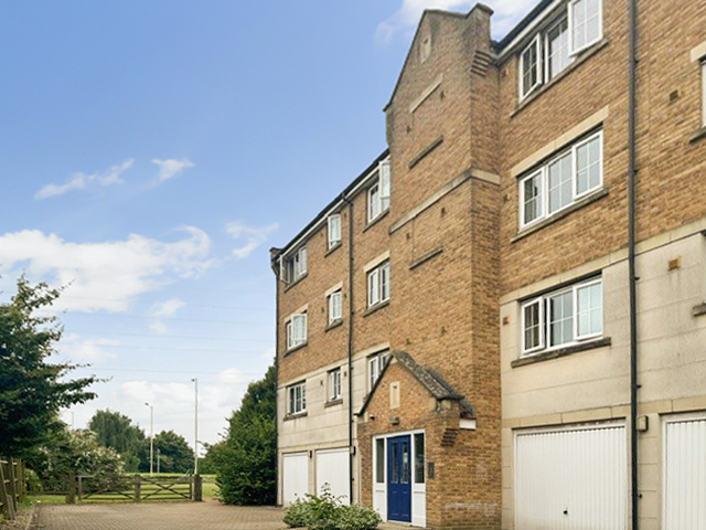 2 bedroom apartment to rent - Bramley Court, Luton Road, Dunstable, LU5 - Property View 1