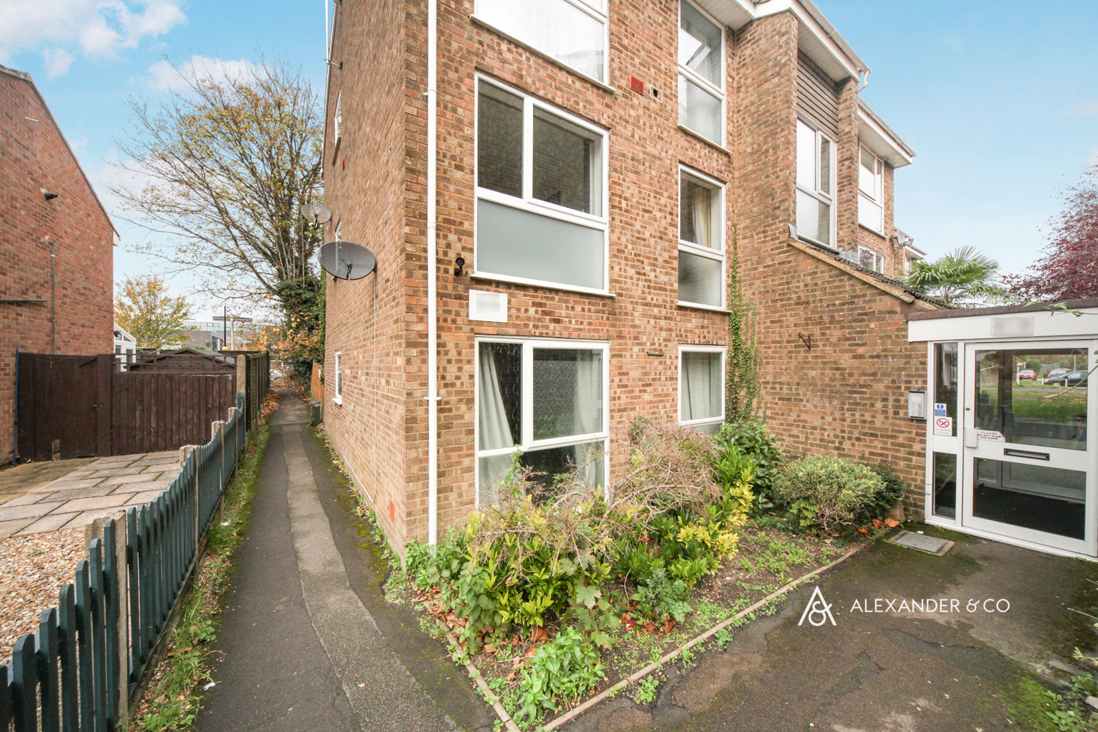 2 bedroom apartment to rent - The Mall, Dunstable, Bedfordshire, LU5 - Property View 1