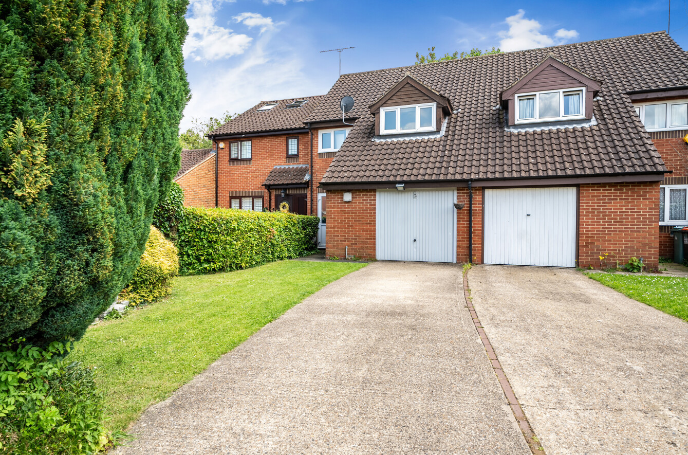 3 bedroom house for sale - Brookfield Avenue, Houghton Regis, Dunstable, Bedfordshire, LU5 - Property View 1
