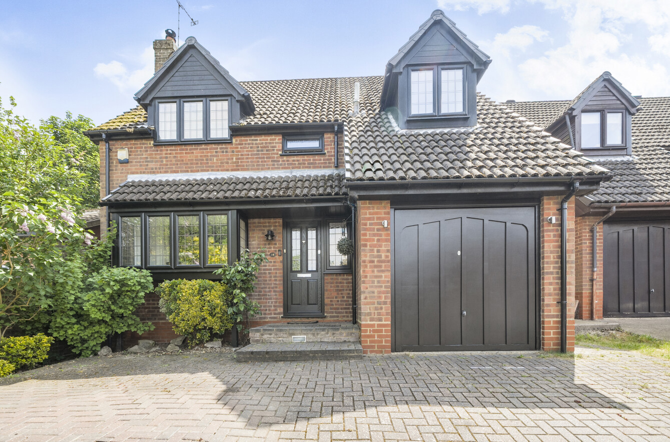 4 bedroom house for sale - Westdown Gardens, Whipsnade Road, Dunstable, LU6 - Property View 1