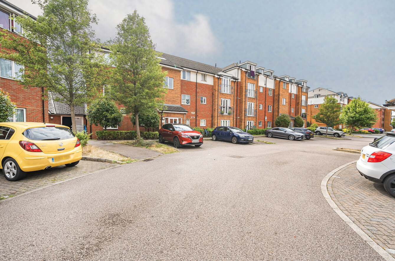 2 bedroom apartment for sale - Stokers Close, Dunstable, Bedfordshire, LU5 - Property View 1