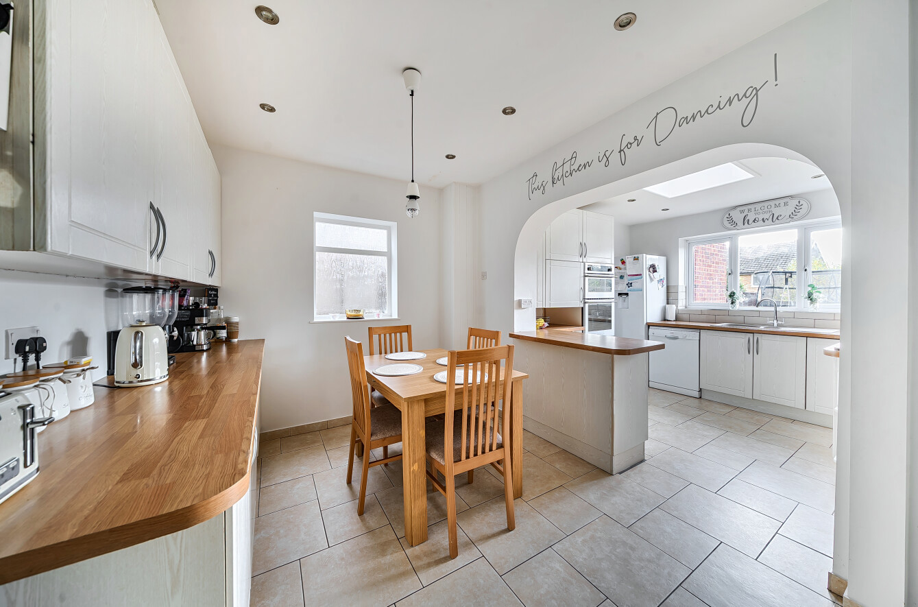 3 bedroom house for sale - The Cheveralls, Dunstable, Bedfordshire, LU6 - Property View 2