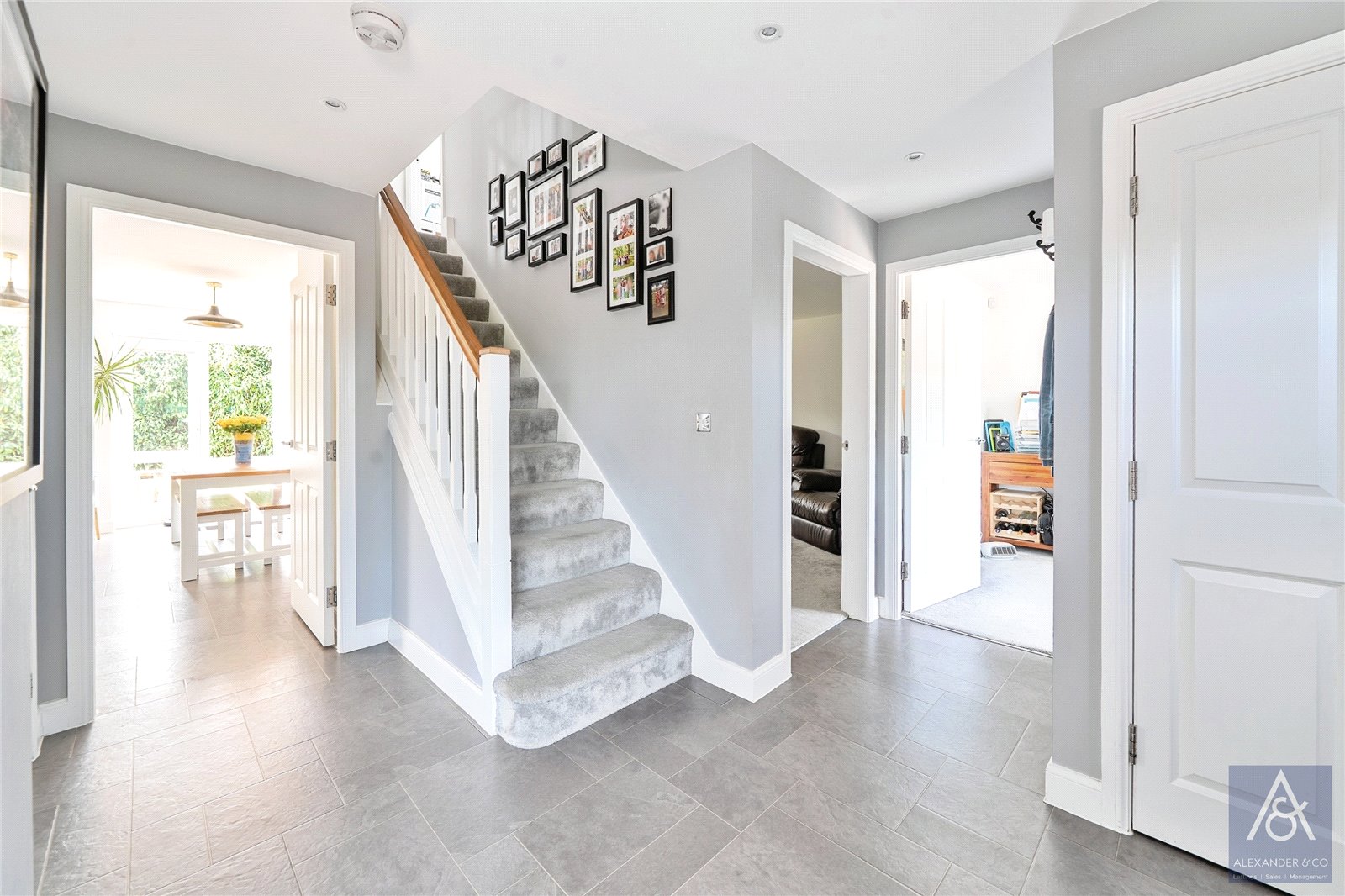 4 bedroom house for sale - Bobbins Way, Buckingham, Buckinghamshire, MK18 - Property View 2